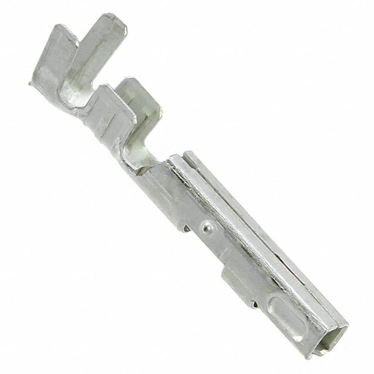 Ein metallischer elektrischer Anschlussverbinder mit einem Crimpbereich, der zum Befestigen von Drähten in elektronischen Geräten verwendet wird, gezeigt vor weißem Hintergrund.
