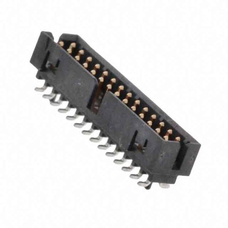 Ein schwarzer, rechteckiger Stecker für die Seite mit mehreren vergoldeten Pins und seitlich angebrachten silbernen Anschlusskontakten, dargestellt aus einer Schrägperspektive.