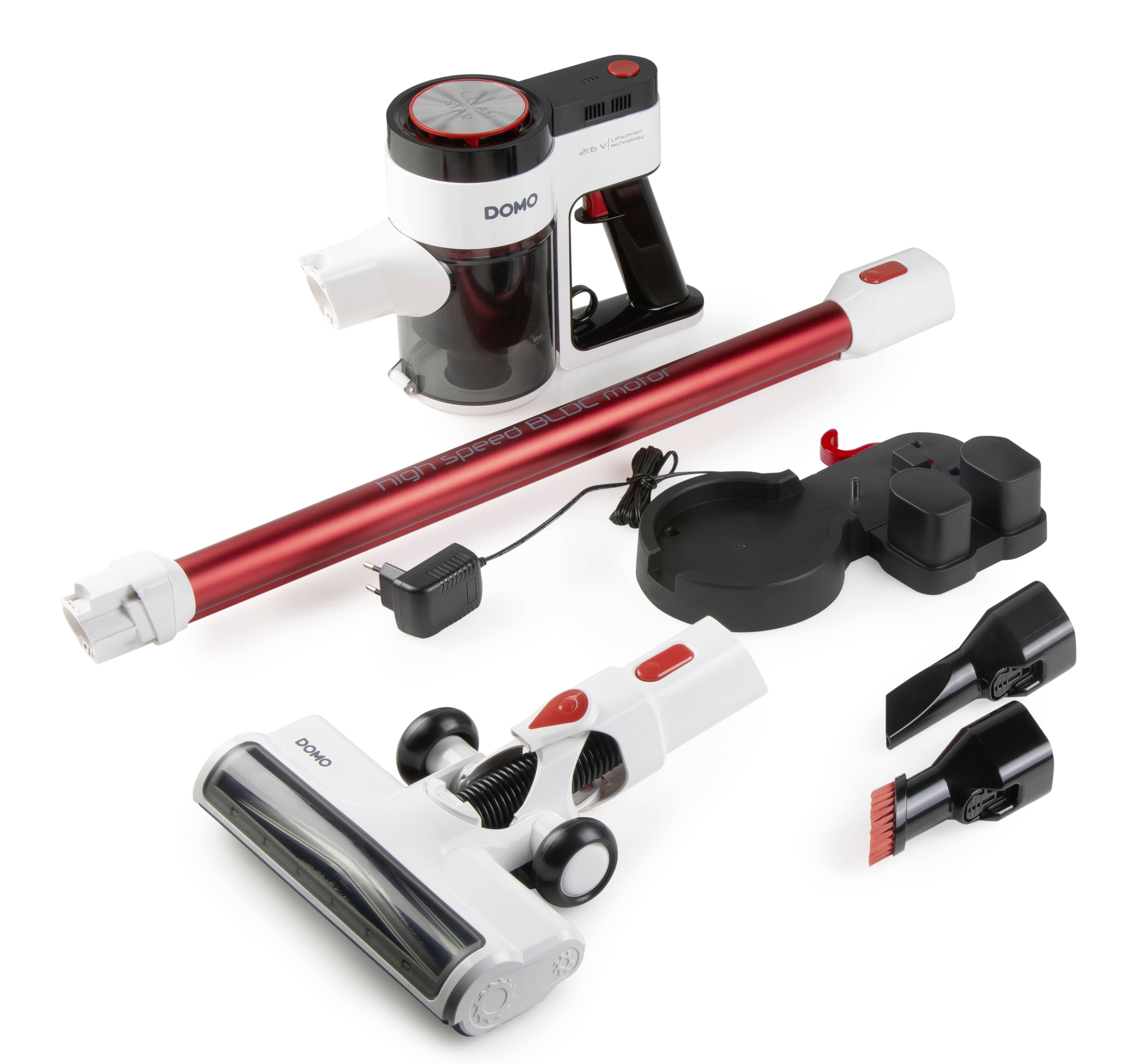 Staubsauger-Set mit schwarzem und rotem motorgesteuerten Handteil, weißem Saugrohr, Bodendüse, Ladegerät und Zubehörbürsten.
