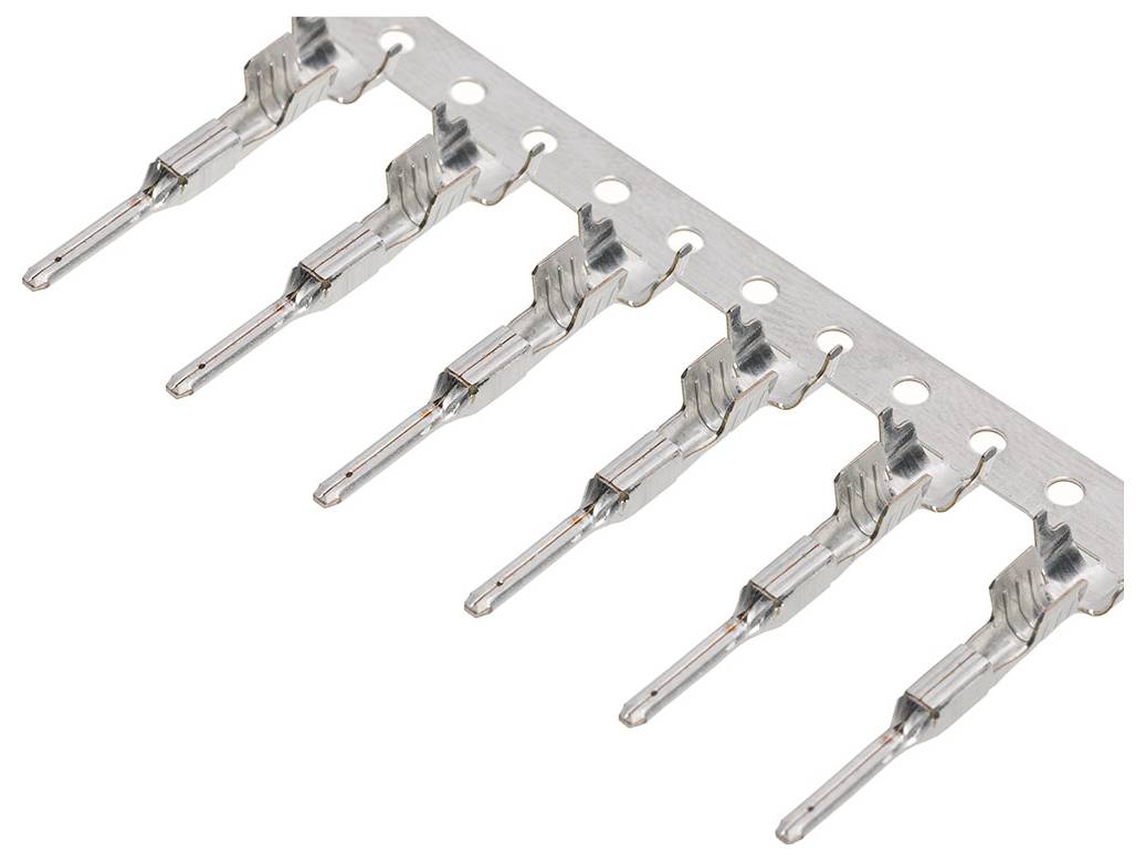 Eine Reihe von sieben Metallkrimphülsen, die an einem Streifen befestigt sind und zum Verbinden von Elektroleitungen verwendet werden.
