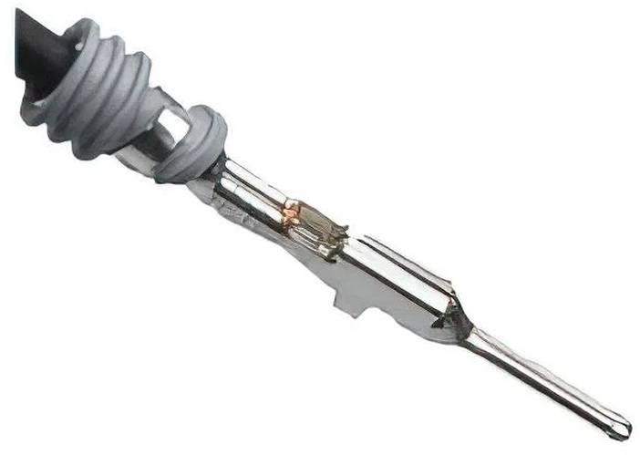 Ein weißer Kunststoff-Elektrostecker mit rechteckiger Form, der mehrere Schlitze für Stifte aufweist.
