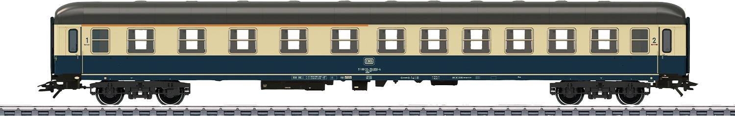 Ein Modell eines historischen Eisenbahnwagens, beige-blau mit orangefarbener Linie, auf einem Gleis stehend.