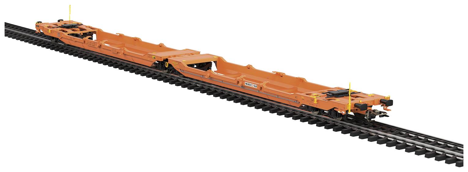 Flacher, orangefarbener Güterwaggon auf Schienen. Entworfen zur Beförderung von speziellen Lasten, gestützt durch mehrere Achsen.