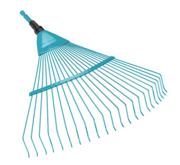 Blauer Laubbesen mit breiten, gebogenen Zinken und Griff. Geeignet zum Zusammenfegen von Blättern und Gartenabfällen.