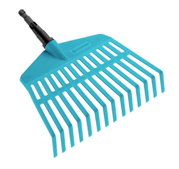 Ein blauer Laubrechen mit schwarzen Griff. Die Zinken sind gleichmäßig verteilt und für Gartenarbeiten geeignet.