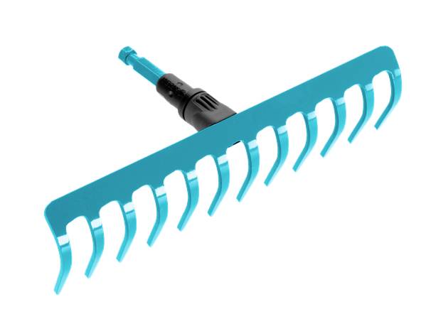 Ein blauer Rechen mit einem schwarzen Griff, geeignet für die Gartenarbeit.
