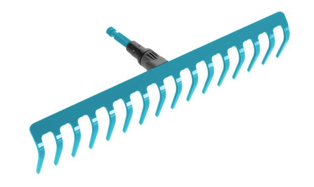 Eine blaue Gartenharke mit 16 Zinken und einem schwarzen Griff, diagonal positioniert auf weißem Hintergrund.