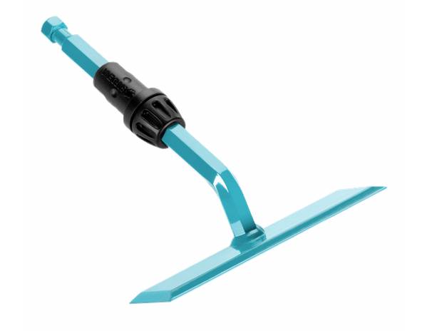 Blauer Gartenhaken mit ergonomischem Griff, verwendet für die Bodenbearbeitung und Unkrautentfernung im Garten.