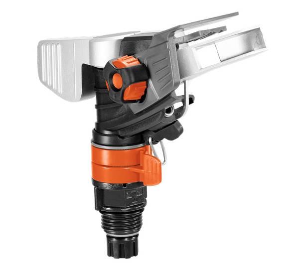Ein Rasensprinkler mit orangen Details und einem schwarzen Gehäuse, geeignet zur Bewässerung von Gärten und Rasenflächen.