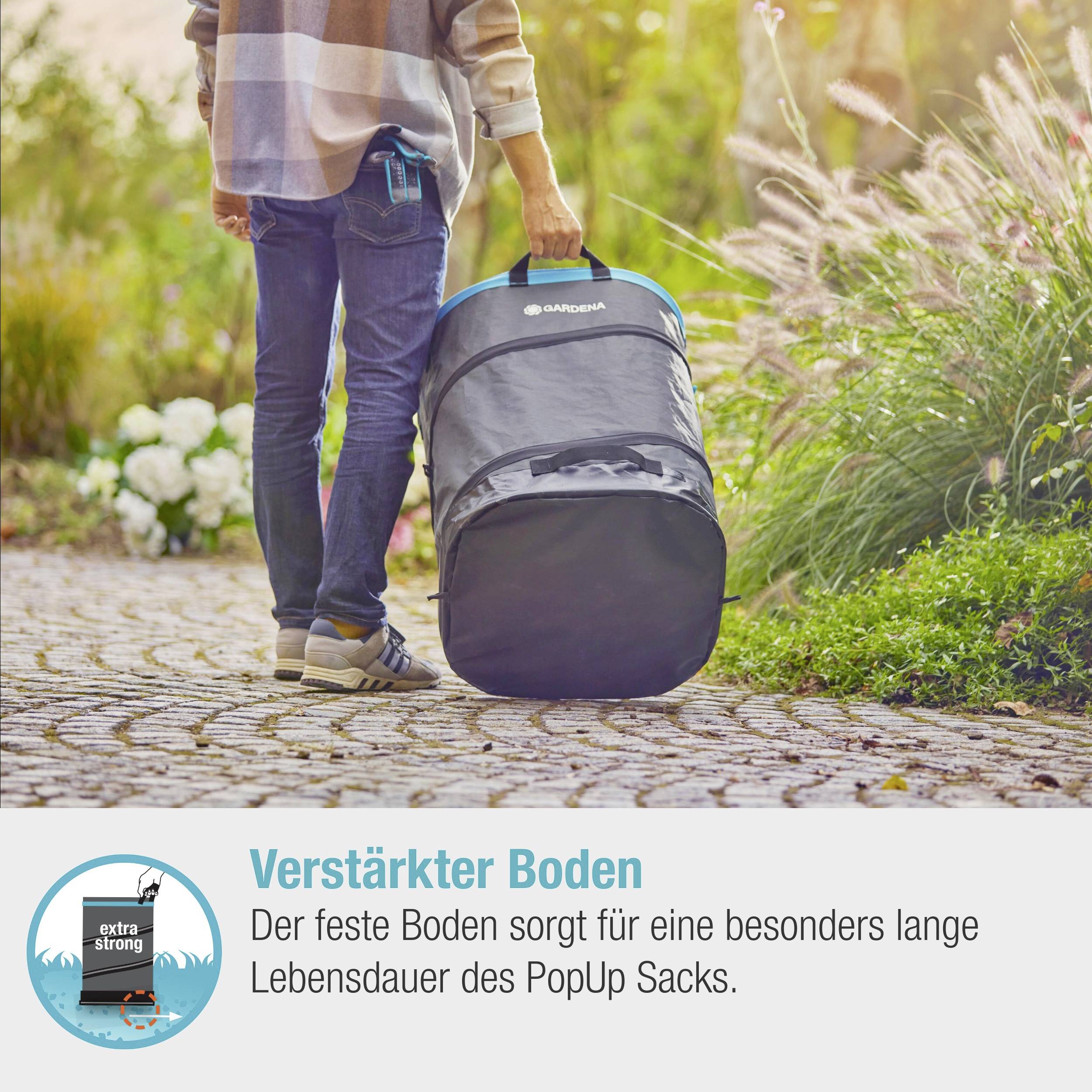 Eine Person trägt einen Gartensack auf einem gepflasterten Weg. Text: 'Verstärkter Boden sorgt für lange Lebensdauer des PopUp Sacks.'
