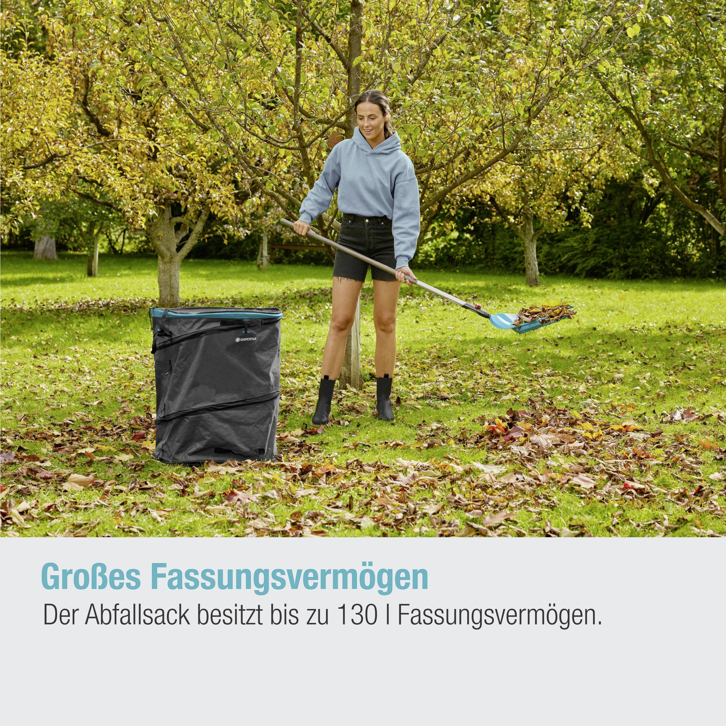 Eine Person sammelt im Park Laub in einem großen Abfallsack. Text: Großes Fassungsvermögen. Der Abfallsack besitzt bis zu 130 l Fassungsvermögen.