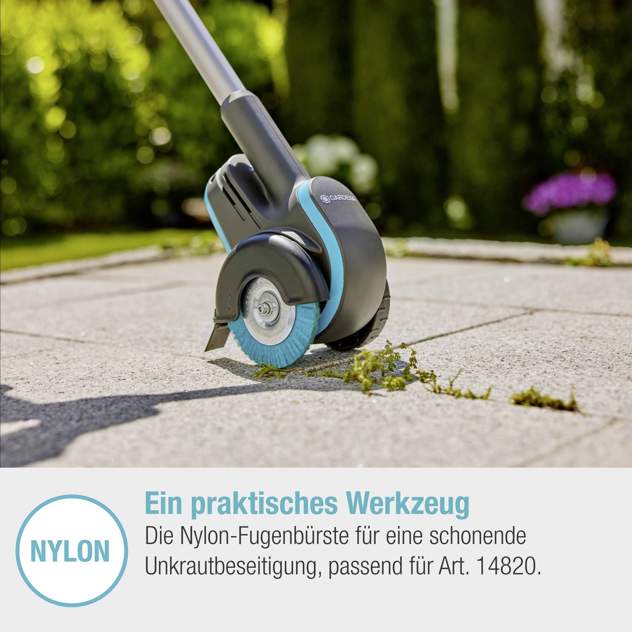 Eine elektrische Fugenbürste mit blauem Bürstenkopf entfernt Unkraut auf Pflastersteinen. Text: 'Ein praktisches Werkzeug'.