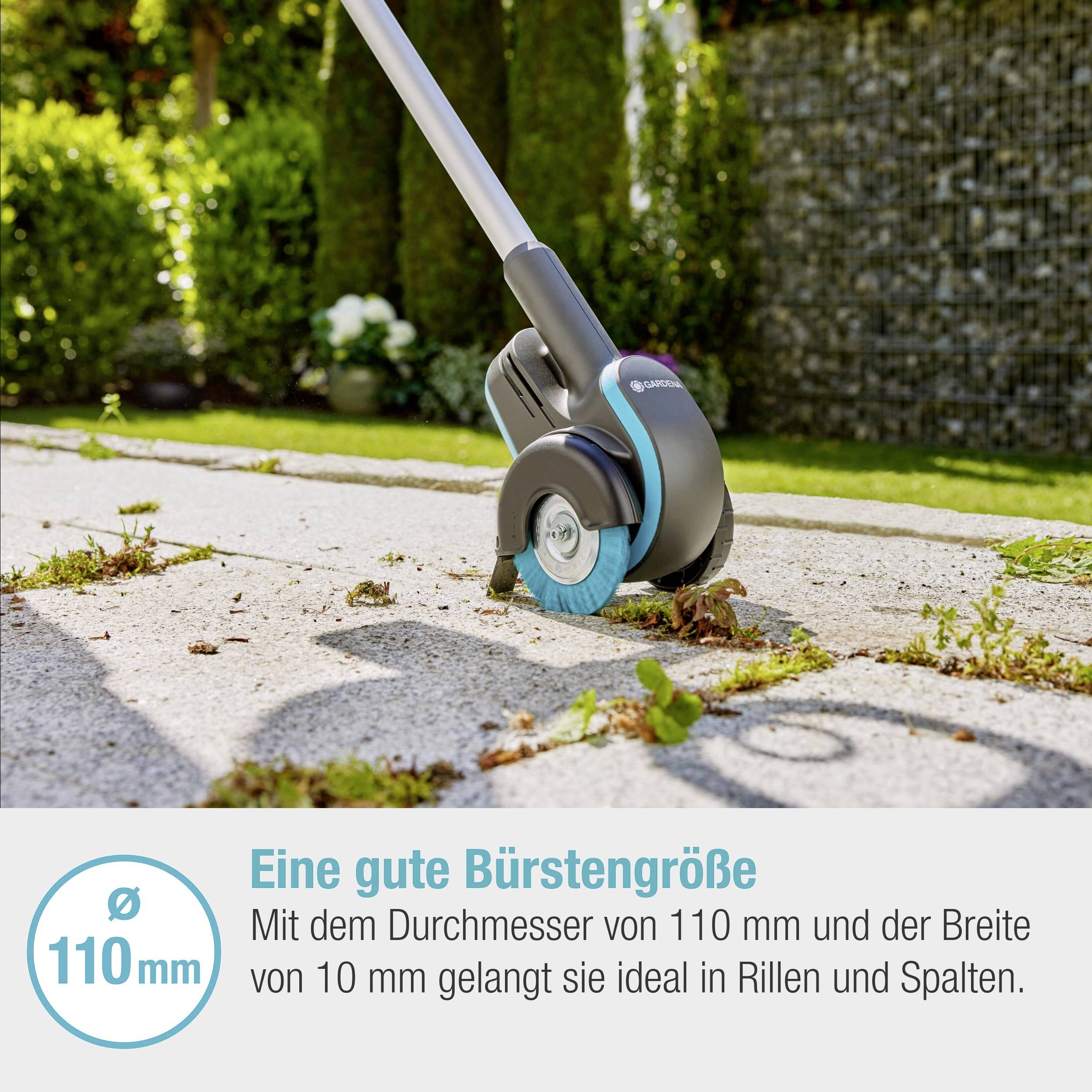 Bürstenreinigungsgerät auf einem Gehweg. Text betont die Effizienz des Geräts für Spalten mit Maßen: 110 mm Durchmesser, 10 mm Breite.