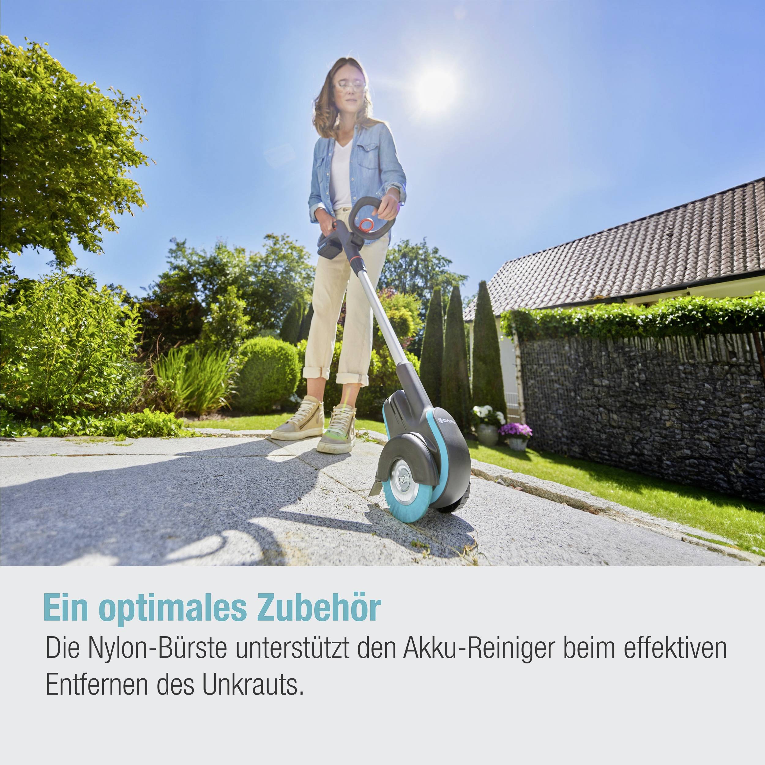 Eine Person benutzt einen elektrischen Unkrautentferner auf einem Gehweg. Text: 'Ein optimales Zubehör. Die Nylon-Bürste unterstützt den Akku-Reiniger beim effektiven Entfernen des Unkrauts.'