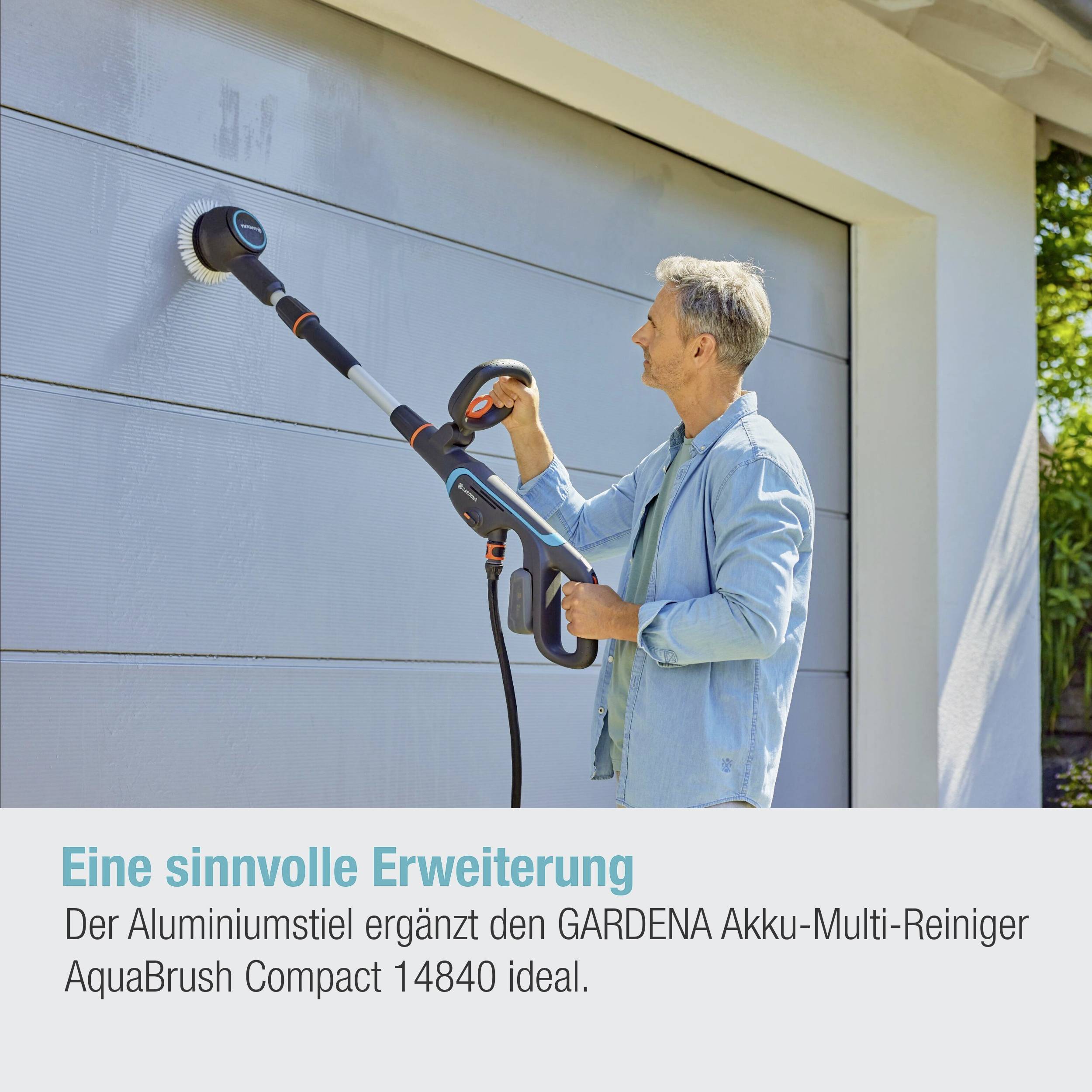 Ein Mann reinigt ein Garagentor mit einem Hochdruckreiniger von Gardena. Text unten beschreibt das Gerät als nützliches Zubehör.