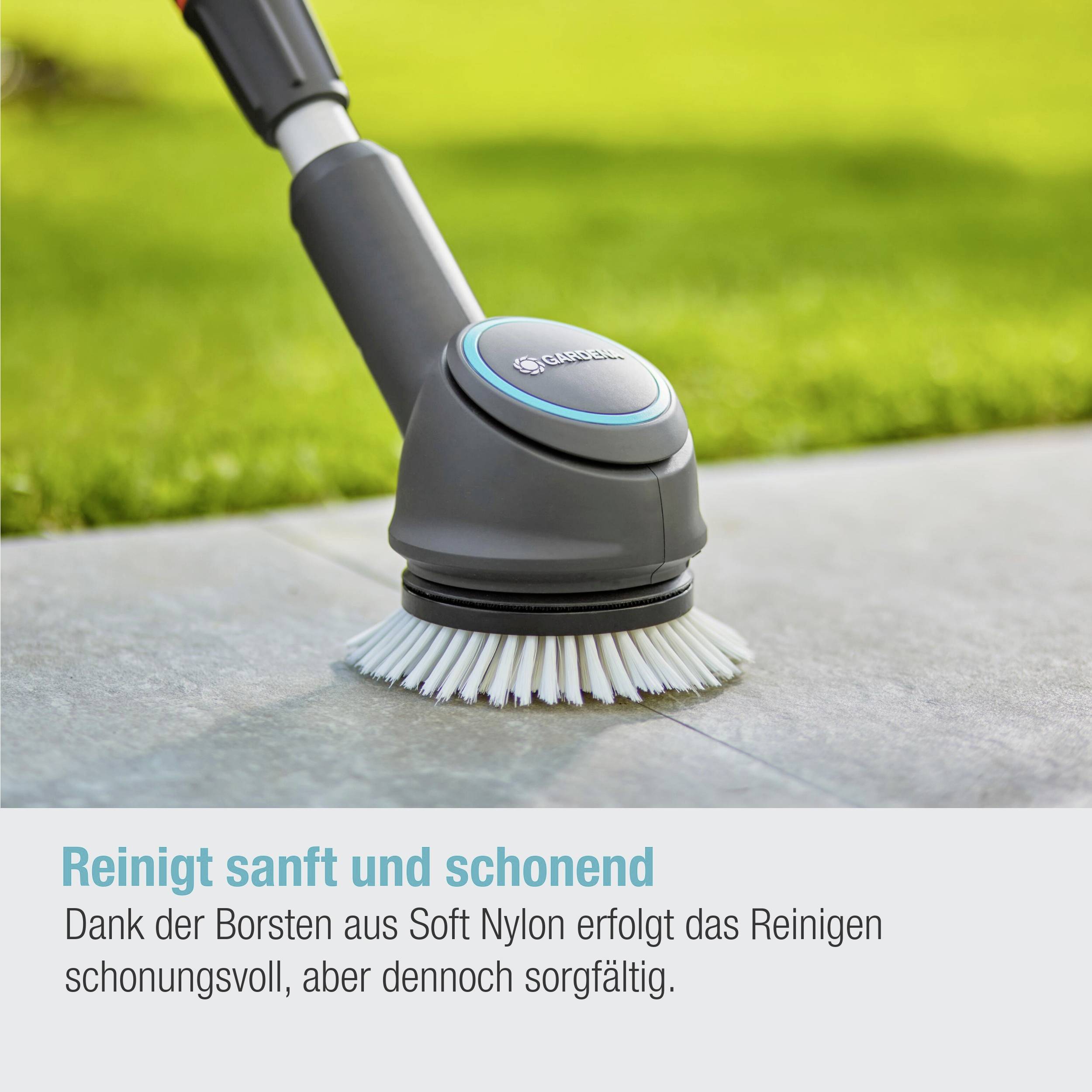 Reinigungsbürste auf einem Bodenbelag, mit weichen Nylonborsten für gründliche und schonende Reinigung.