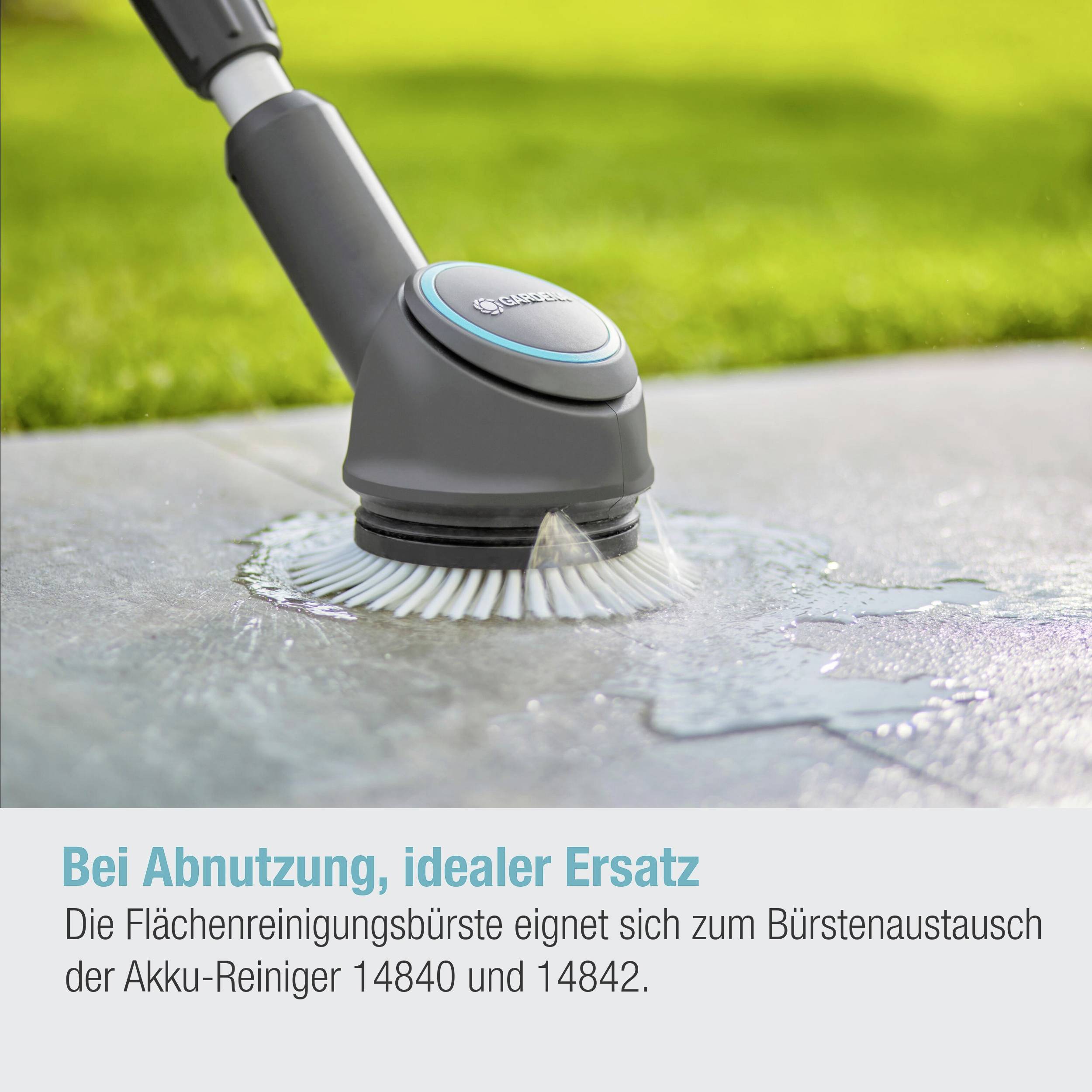 Ein Akkureiniger mit rotierender Bürste reinigt eine nasse Oberfläche. Text darunter: 'Bei Abnutzung, idealer Ersatz'.