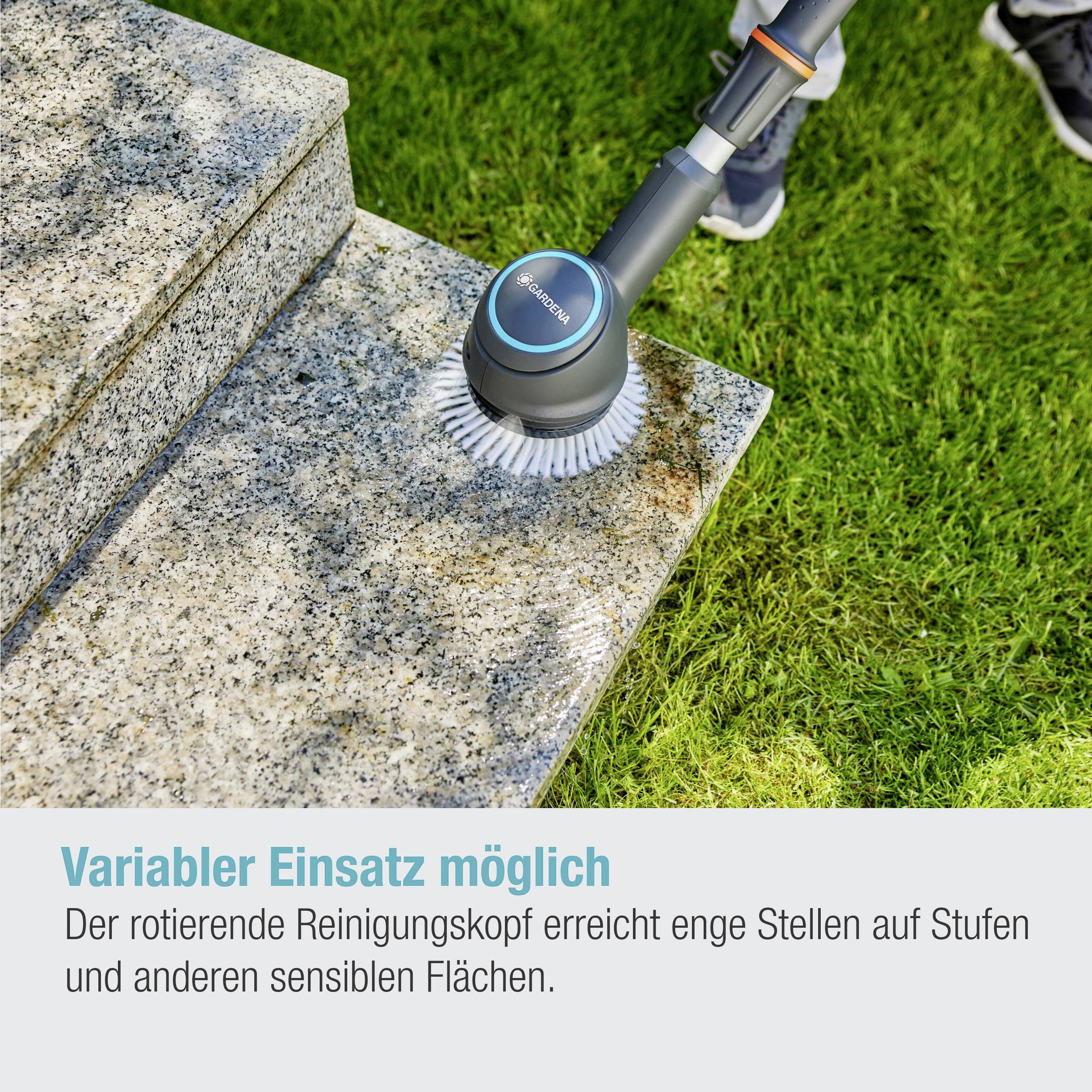 Eine rotierende Bürste reinigt eine Steintreppe. Text: 'Variabler Einsatz ermöglicht die Reinigung enger Stellen und sensibler Flächen.'