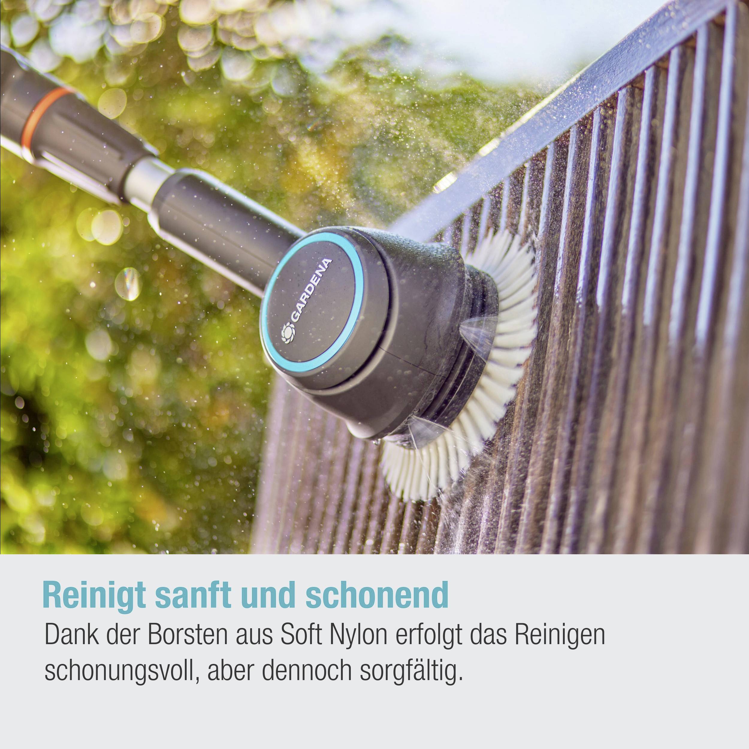 Eine Bürste von Gardena reinigt sanft vertikale Lamellen mit Wasserstrahl. Text unten: 'Reinigt sanft und schonend'.