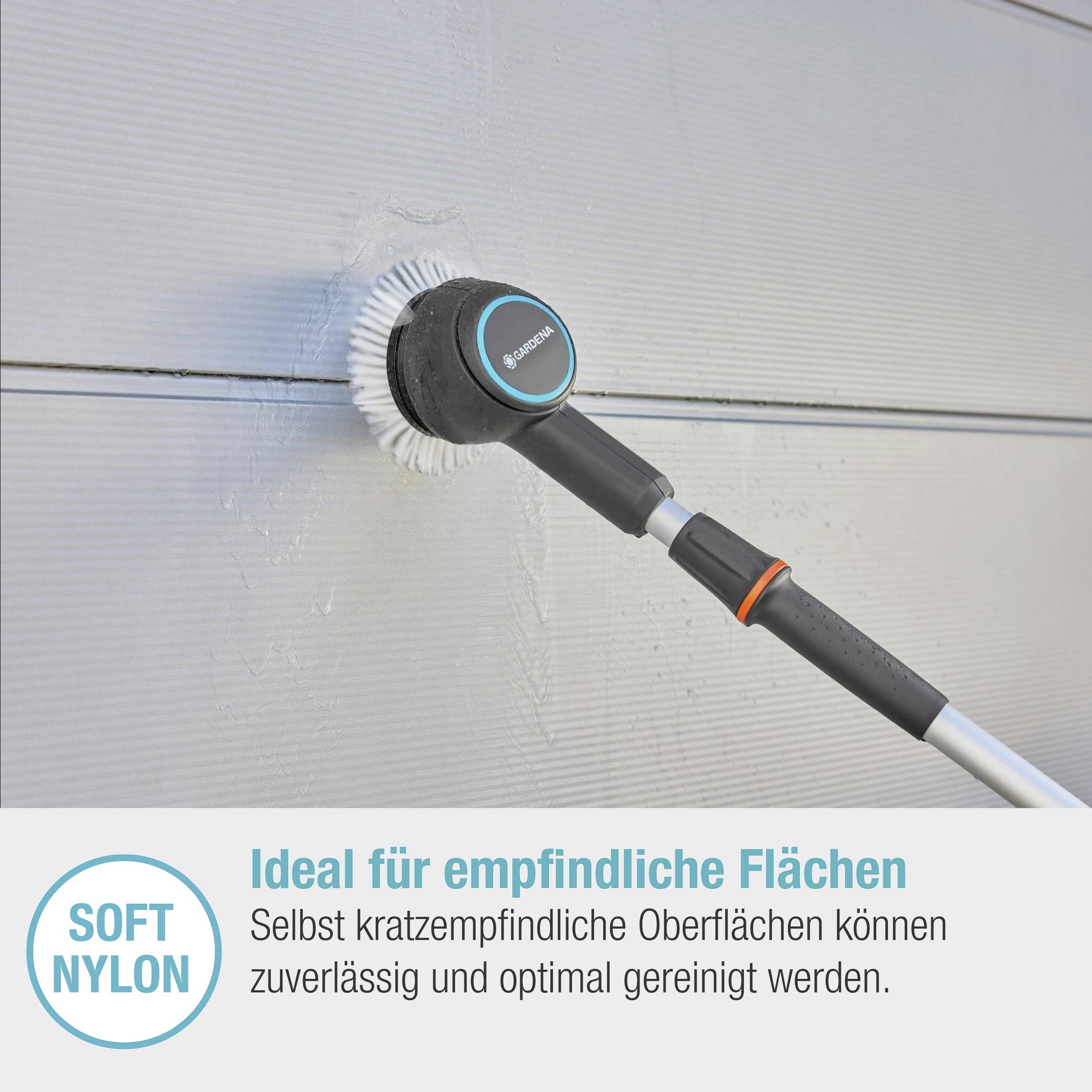 Eine rotierende Bürste reinigt eine glatte, helle Fläche. Spruch: 'Ideal für empfindliche Oberflächen, zuverlässig und optimal reinigen'. Links unten das Logo mit 'Soft Nylon'.