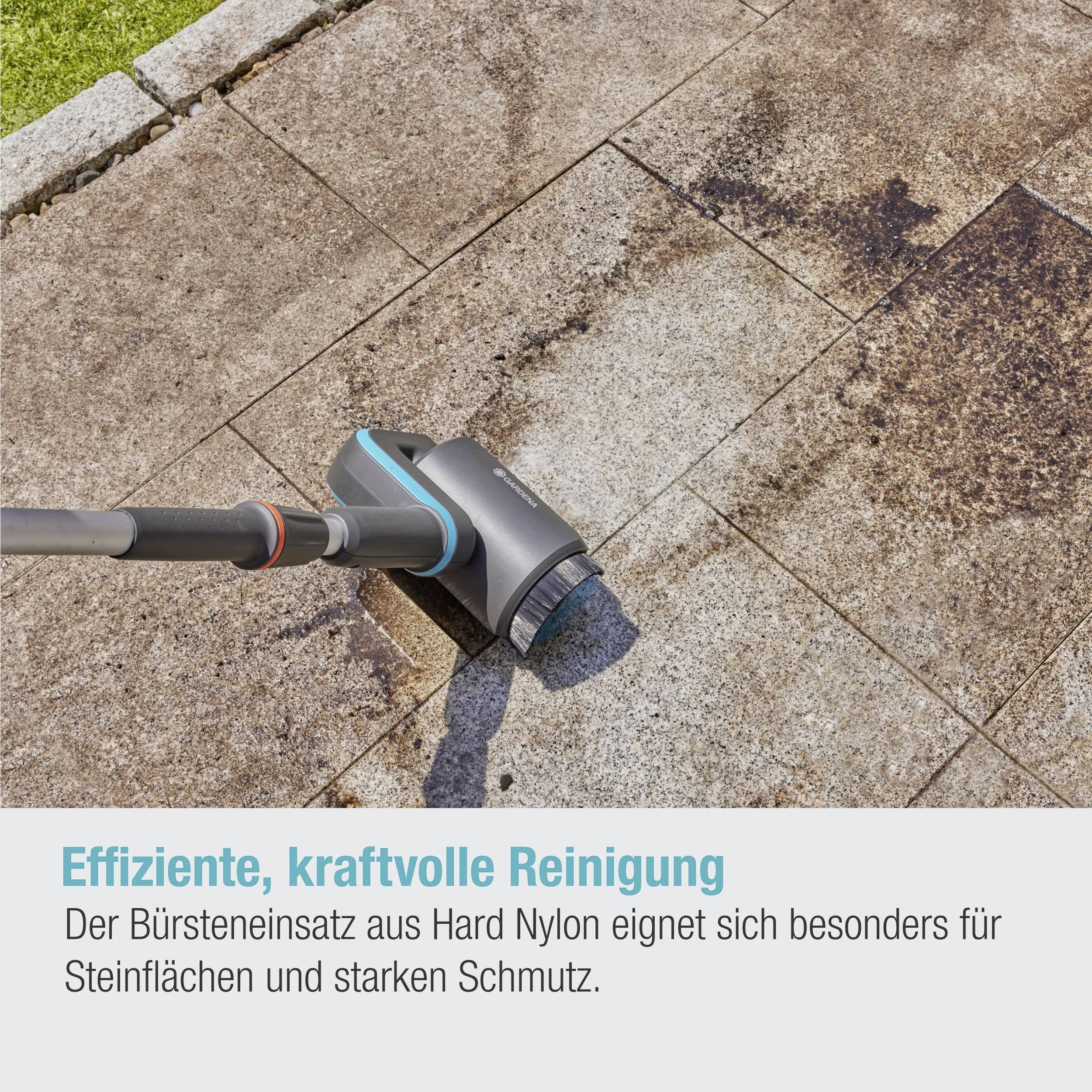 Ein elektrisches Reinigungsgerät mit Bürstenaufsatz entfernt Schmutz von einer Steinterrasse. Text: Effiziente Reinigung für starke Verschmutzung.