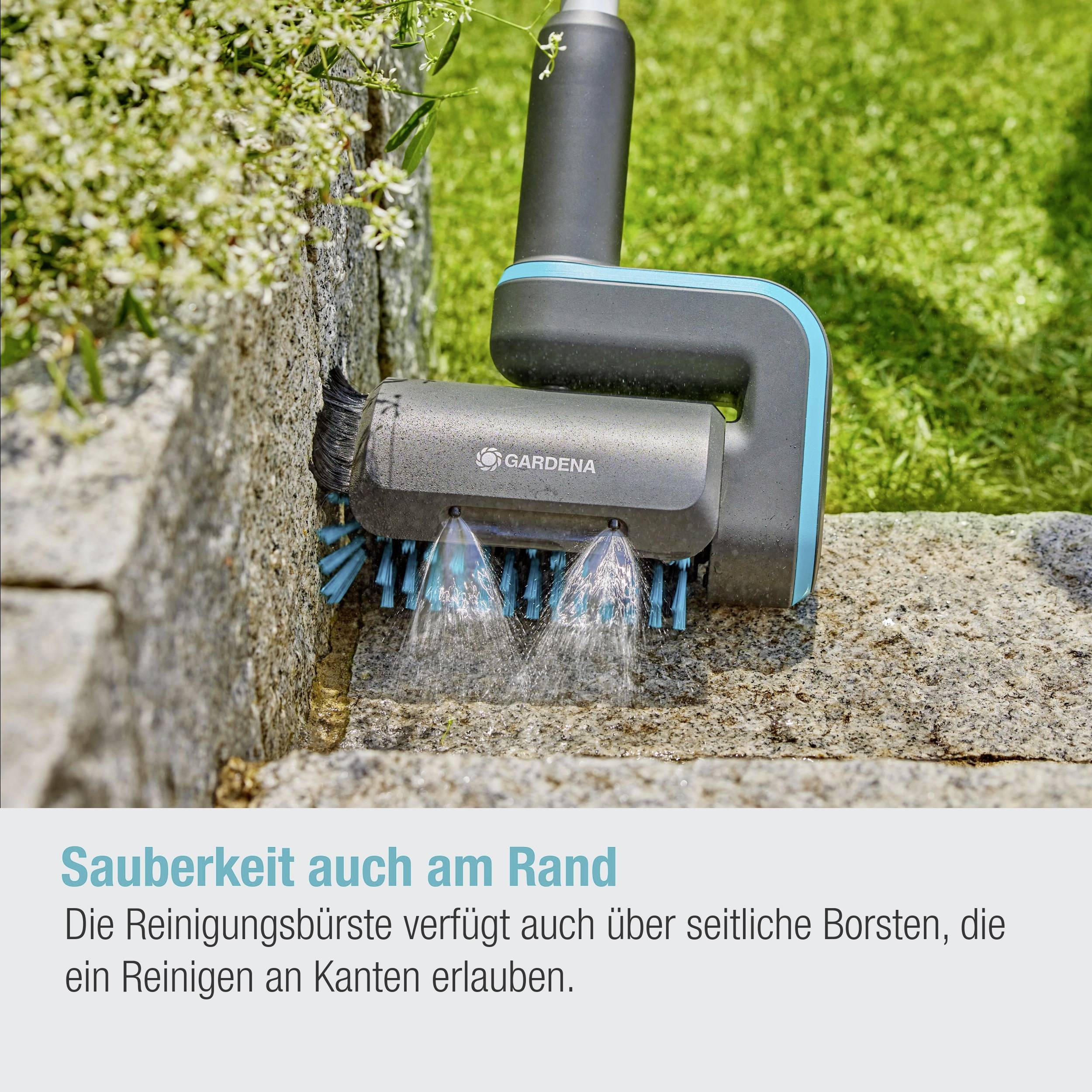 Eine Reinigungsbürste mit blauen Borsten und seitlichen Borsten reinigt Außenecken und Kanten von Steinen.