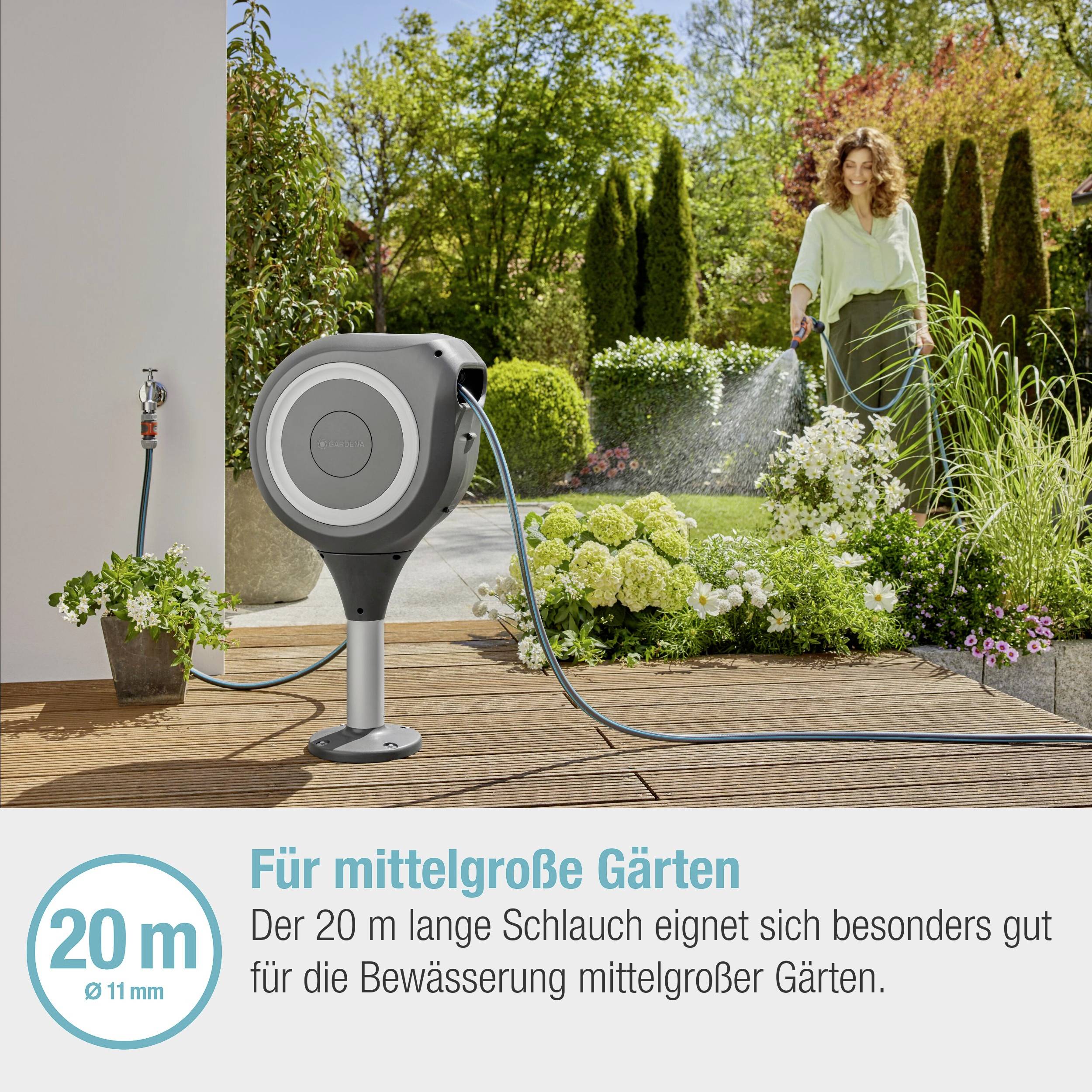 Eine Frau bewässert einen Garten mit einem Gartenschlauch. Text informiert über Schlauchgröße: 20 m lang, 11 mm Durchmesser, ideal für mittelgroße Gärten.