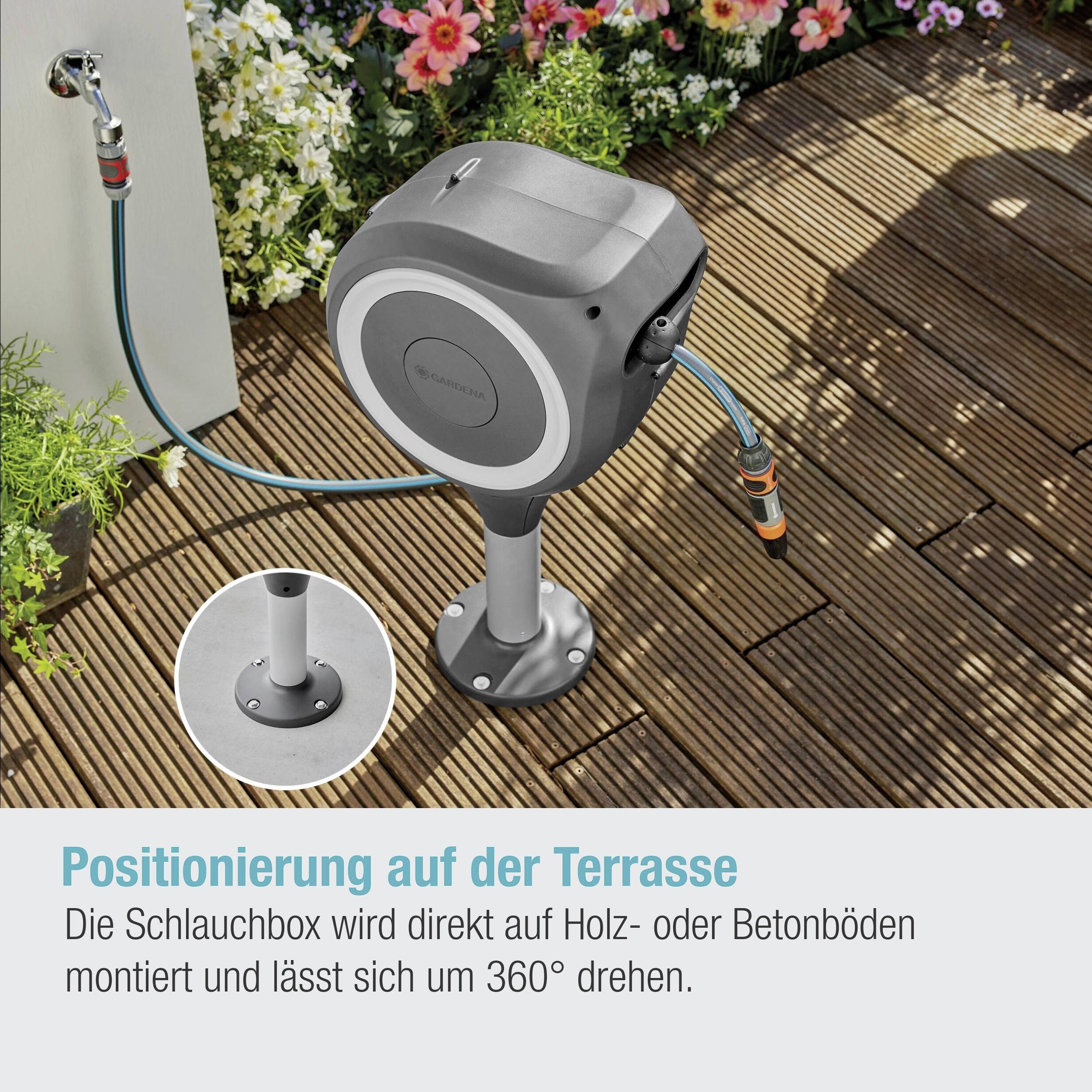 Schlauchbox auf Terrasse montiert, ermöglicht 360-Grad-Drehung. Text: 'Positionierung auf der Terrasse'. Holz- oder Betonboden.