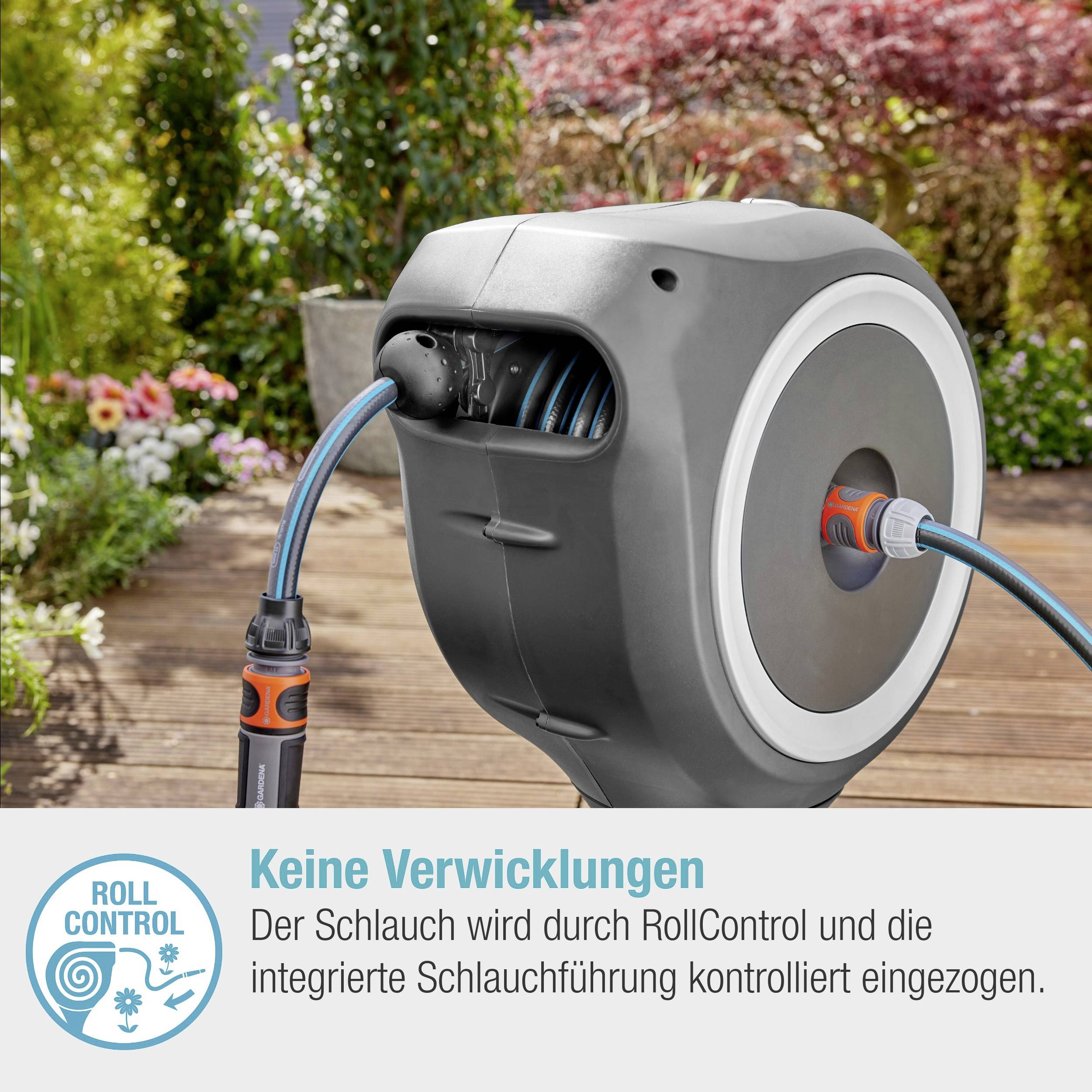 Gartenschlauchaufroller auf Terrasse, Schlauch angeschlossen. Text: 'Keine Verwicklung dank RollControl und integrierter Schlauchführung.'