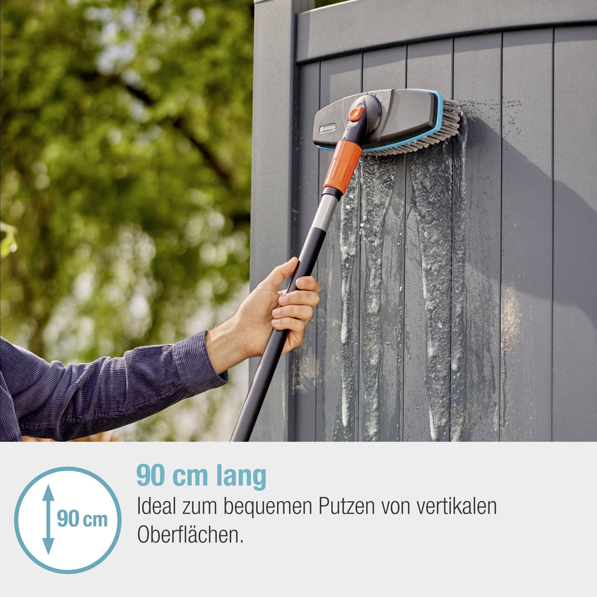 Person reinigt Fensterglas mit einem langen Reinigungsgerät. Text: '90 cm lang, Ideal zum bequemen Putzen von vertikalen Oberflächen.'