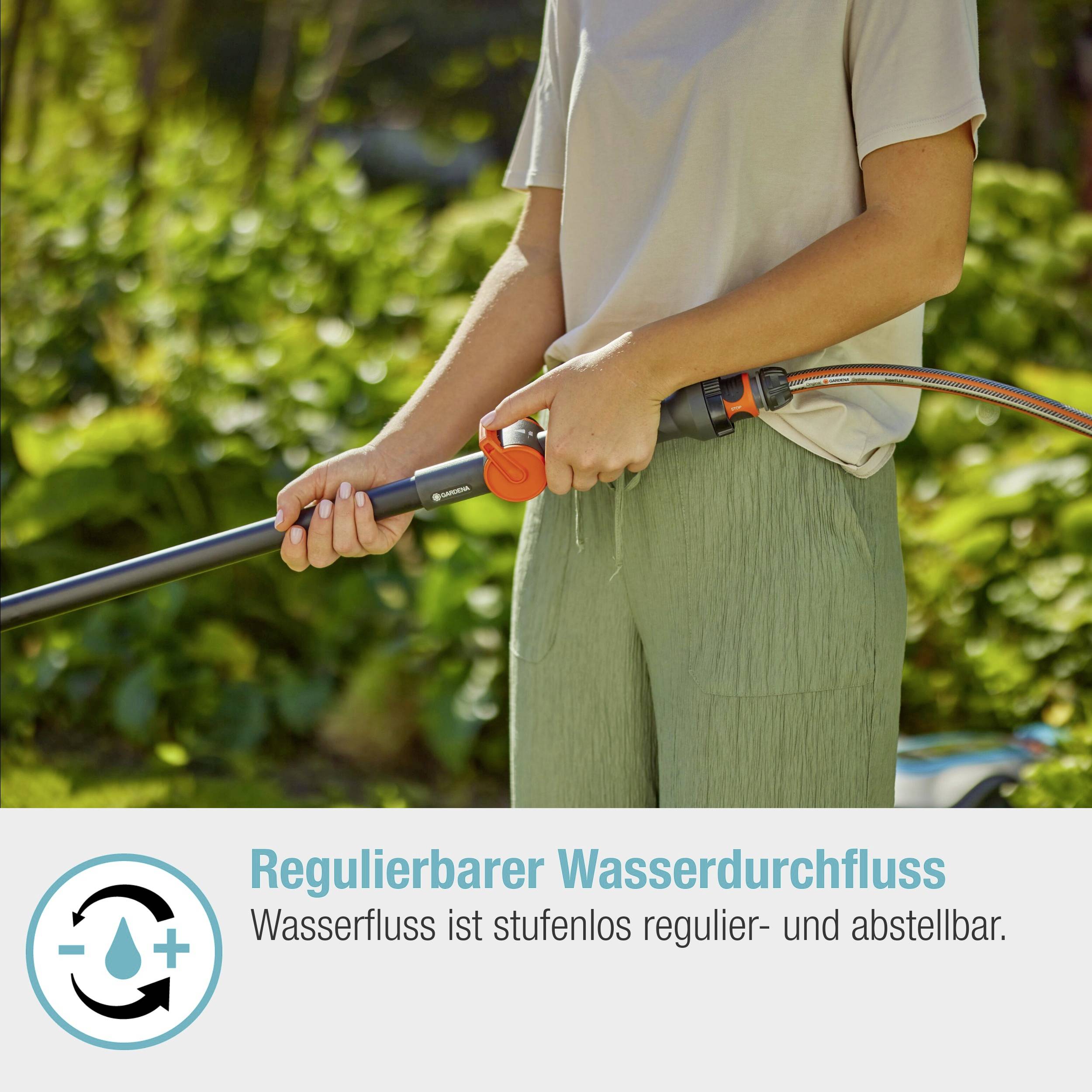 Person regelt den Wasserfluss an einem Gartenschlauch. Text: 'Wasserfluss ist stufenlos regulier- und abstellbar'.