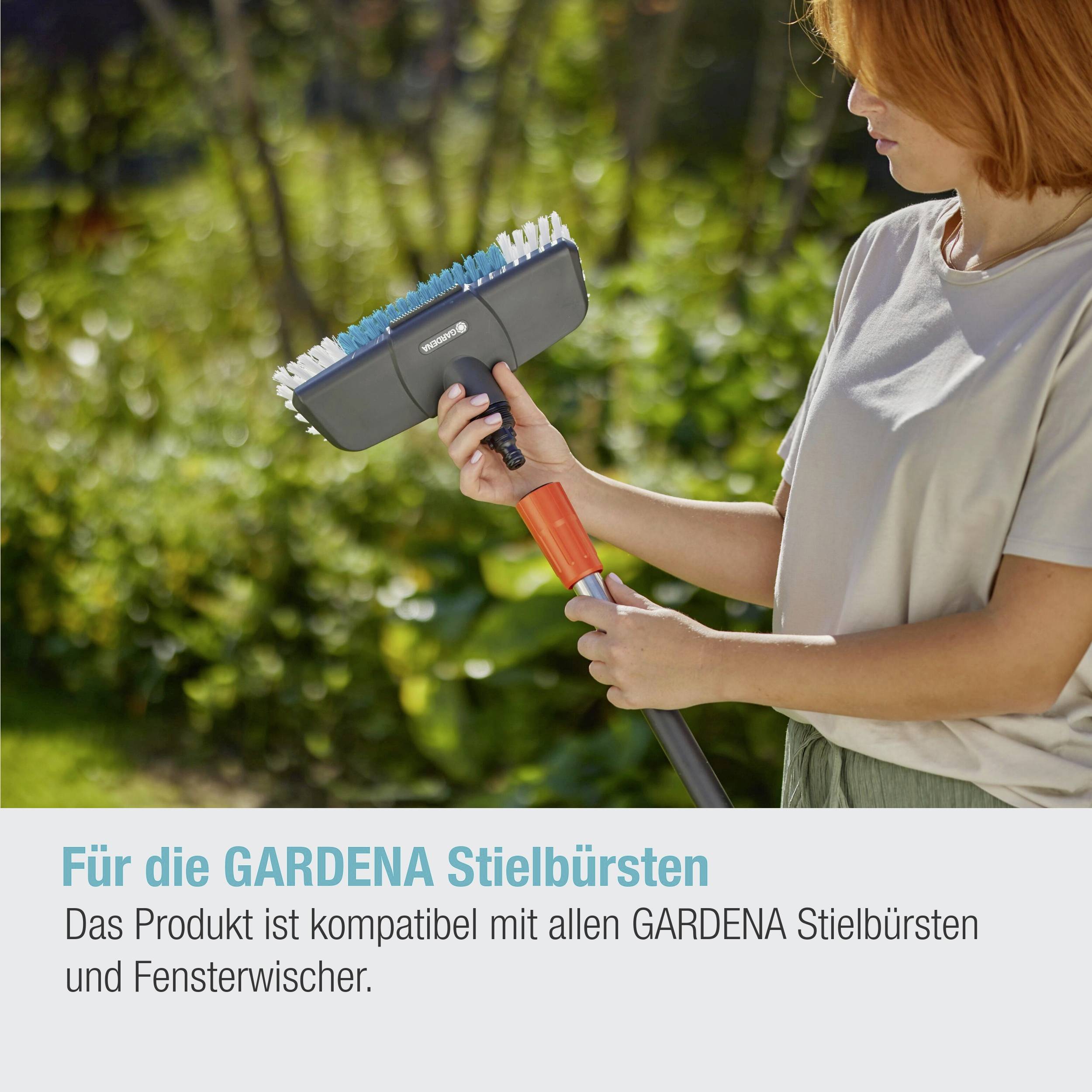 Person hält GARDENA Stielbürste im Garten. Text unten informiert über Produktkompatibilität mit allen GARDENA Stielbürsten und Fensterwischern.