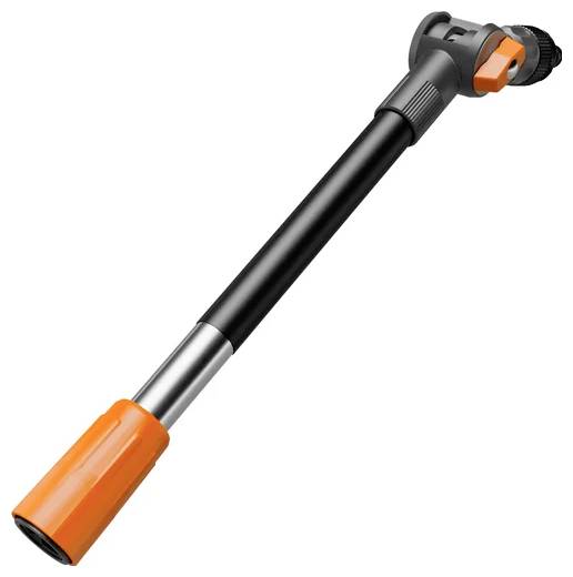 Ein schwarzer Gartenschlauchaufsatz mit orangem Drehknopf zur Regulierung des Wasserflusses. Ideal für präzise Bewässerung.