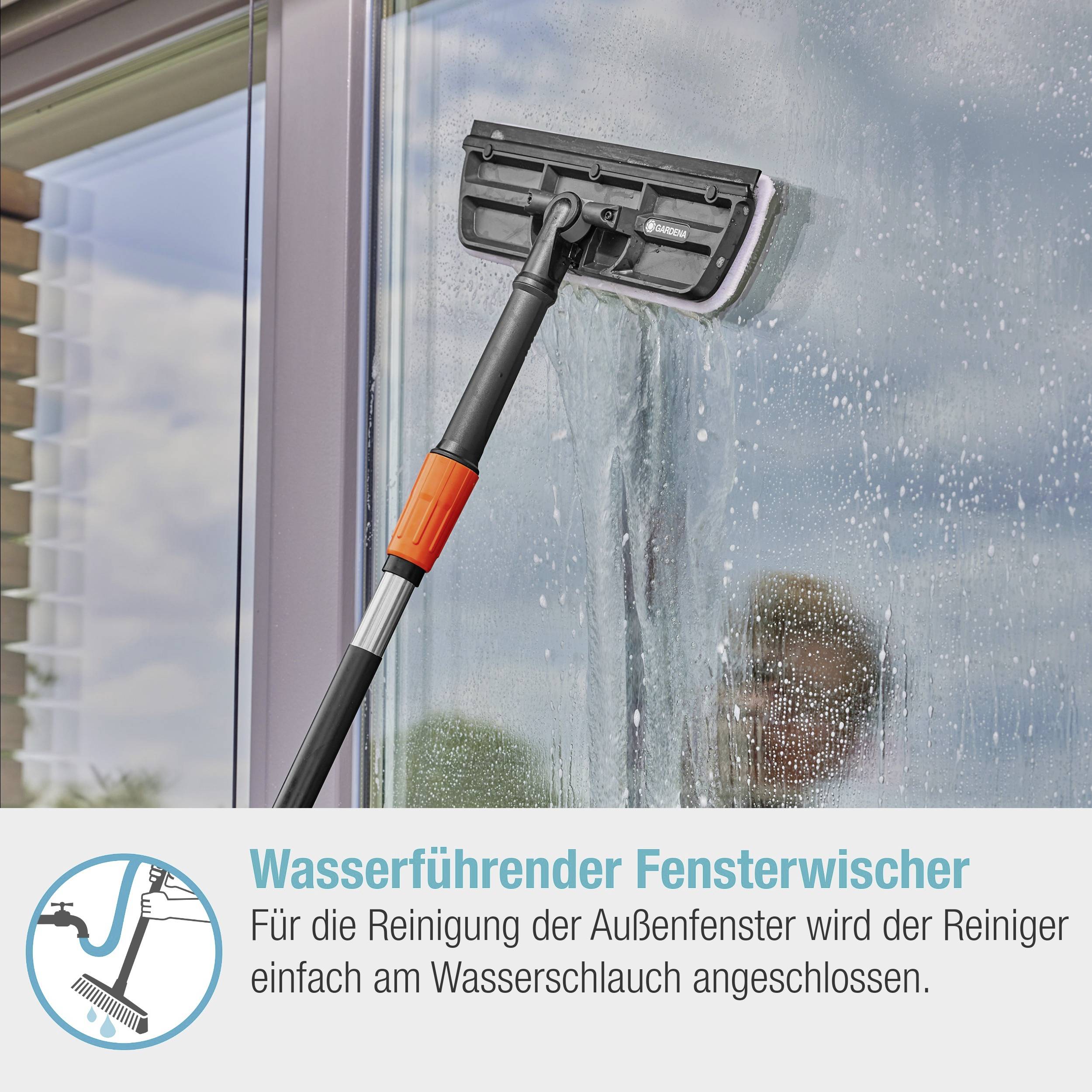 Fensterwischer mit Wasseranschluss reinigt Fenster außen. Ein Schlauch verbindet den Reiniger für effiziente Sauberkeit.