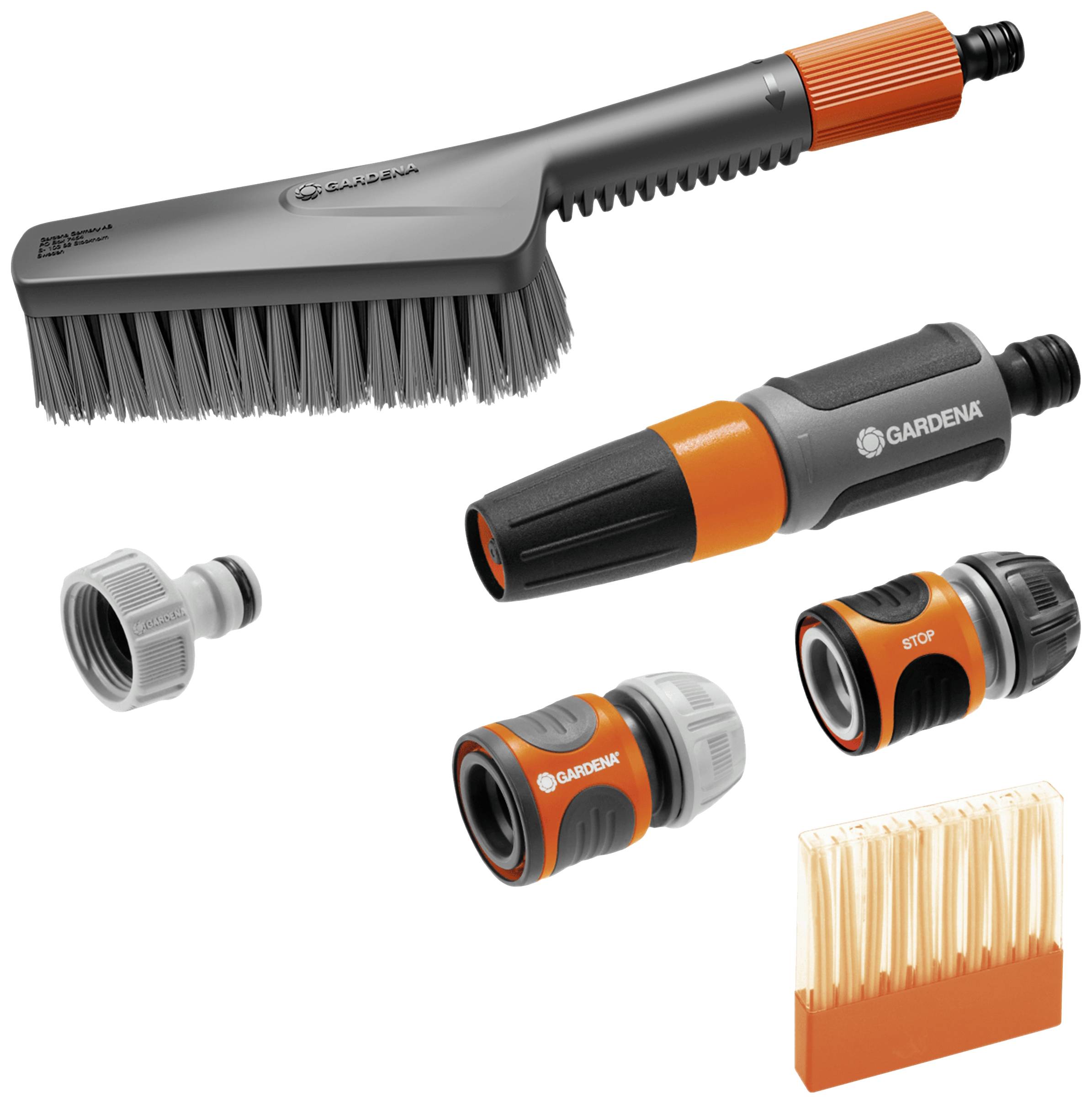 Set mit Gartenwerkzeugen: Waschbürste mit Griff, Wasserdüse und Verbindungsteilen. Hauptfarben: Grau und Orange.
