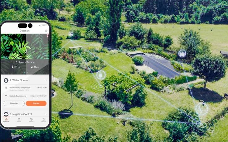 Ein Smartphone-Bildschirm zeigt eine Gartenverwaltungs-App zur Bewässerung und Sensorsteuerung. Im Hintergrund ein grüner Garten mit markierten Sensorenbereichen.