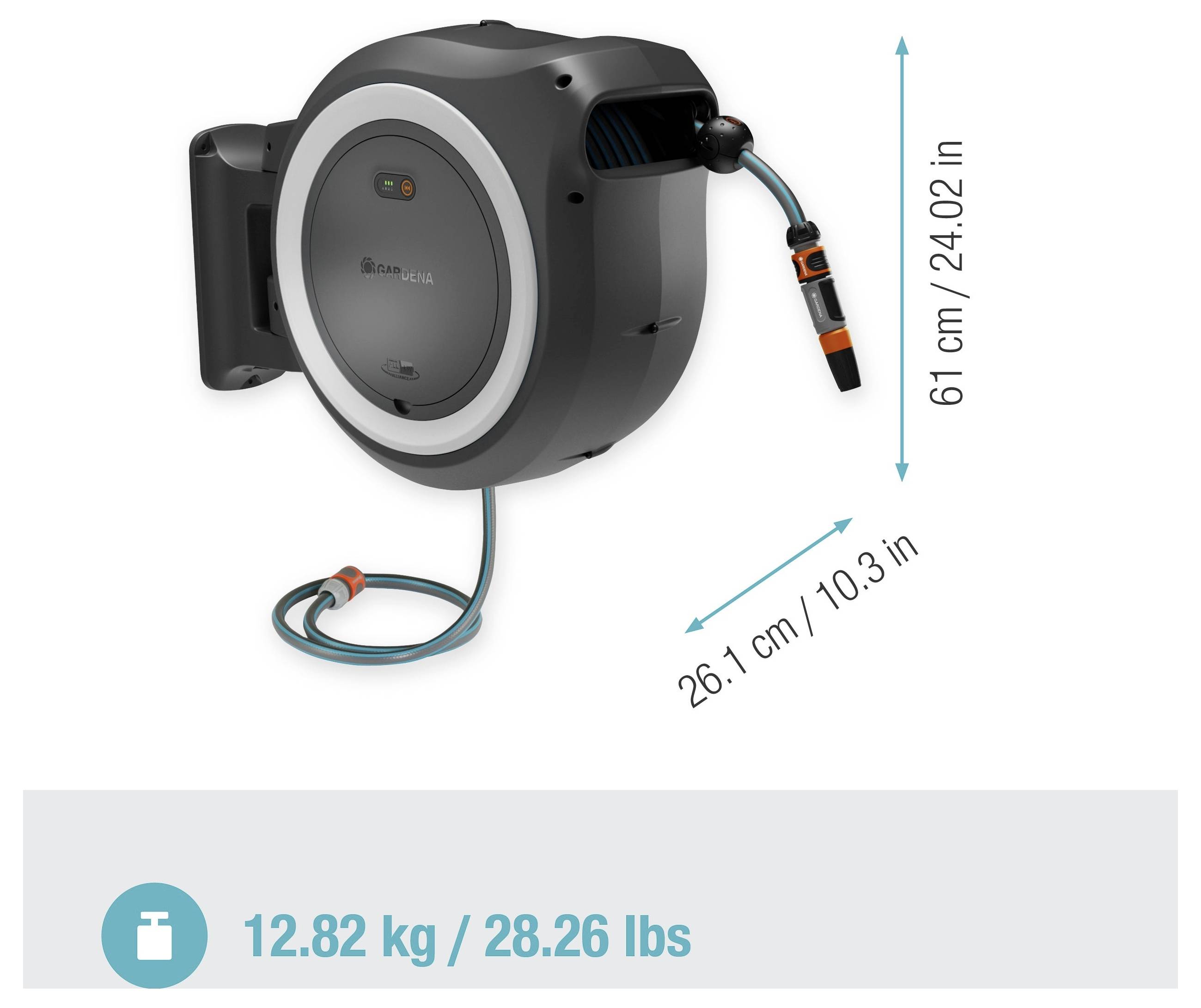 Eine graue automatische Gartenschlauchrolle mit Abmessungen, die ihre Höhe als 61 cm (24,02 Zoll) und Tiefe als 26,1 cm (10,3 Zoll) zeigen, mit einem Gewicht von 12,82 kg (28,26 Pfund).