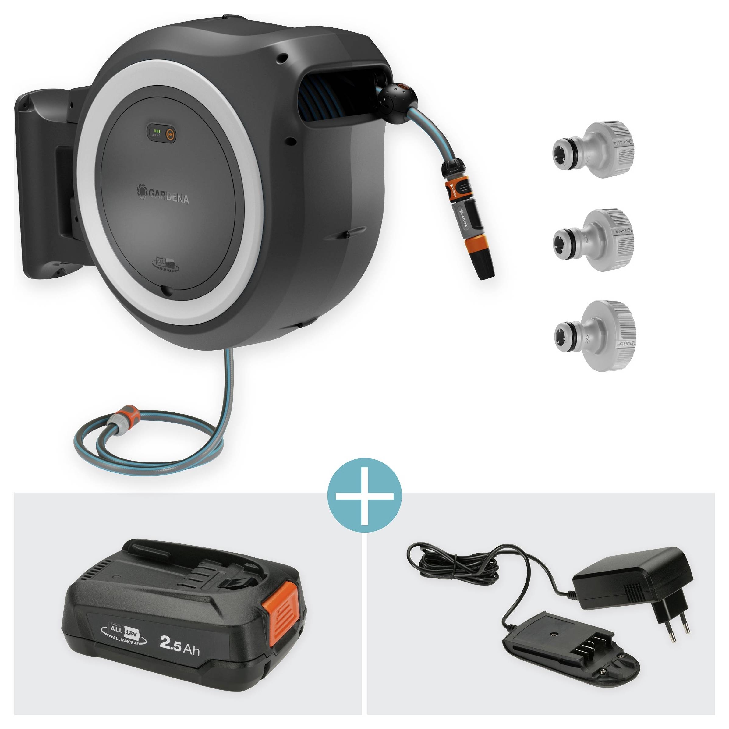 Eine Person bewässert Pflanzen in einem sonnigen Garten mit einem Schlauch, der auf einer an der Wand montierten Schlauchtrommel befestigt ist. Üppiges grünes Gras und Büsche umgeben die Szene.