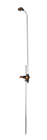 Langer Wasserstab mit Duschkopf und Erdspieß, ideal zum Bewässern von hohen Pflanzen. Silberner Stab und schwarze sowie orangefarbene Details.