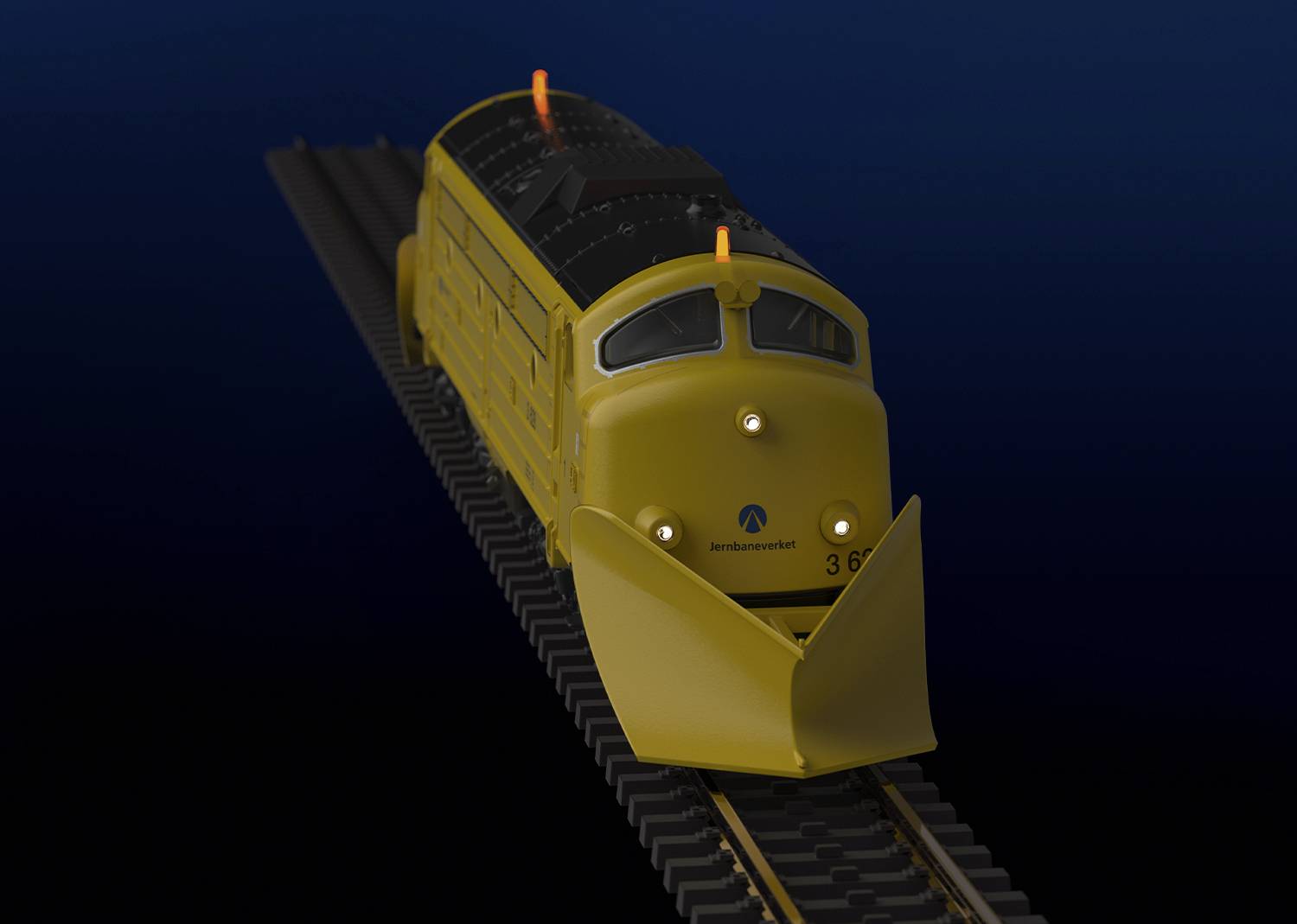 Ein gelber Zug mit Schneepflug fährt auf Schienen in dunkler Umgebung. Vorderseite des Zugs ist beleuchtet.