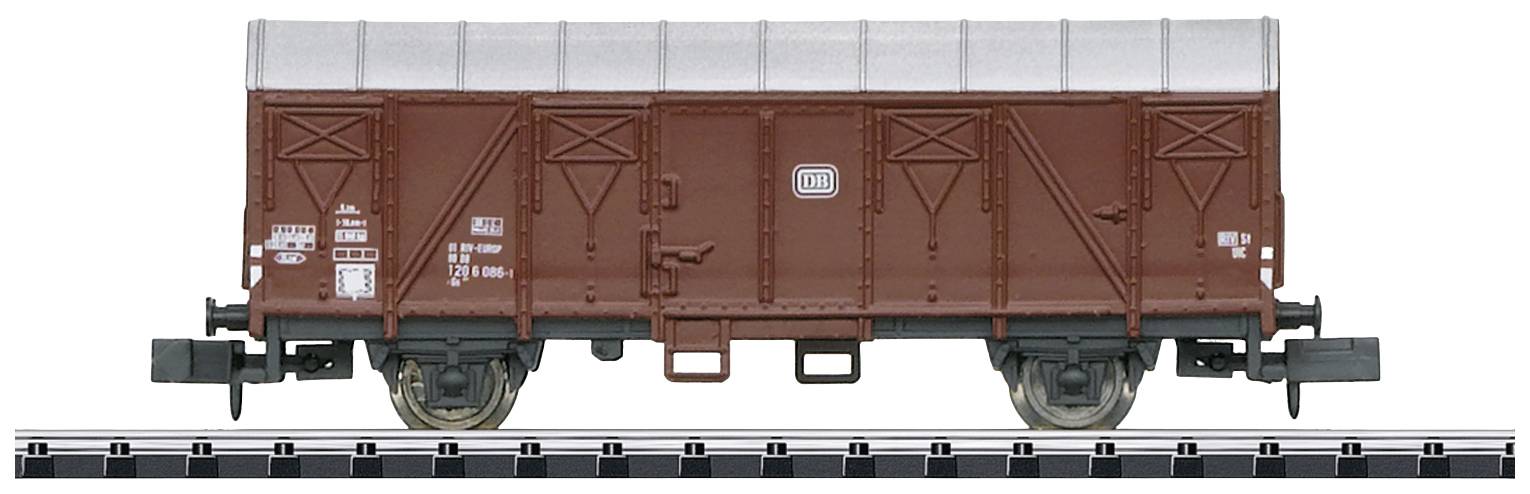 Ein brauner Güterwagen der Deutschen Bundesbahn auf Gleisen, seitliche Ansicht, gut erkennbar sind die Details der Struktur und Beschriftung.