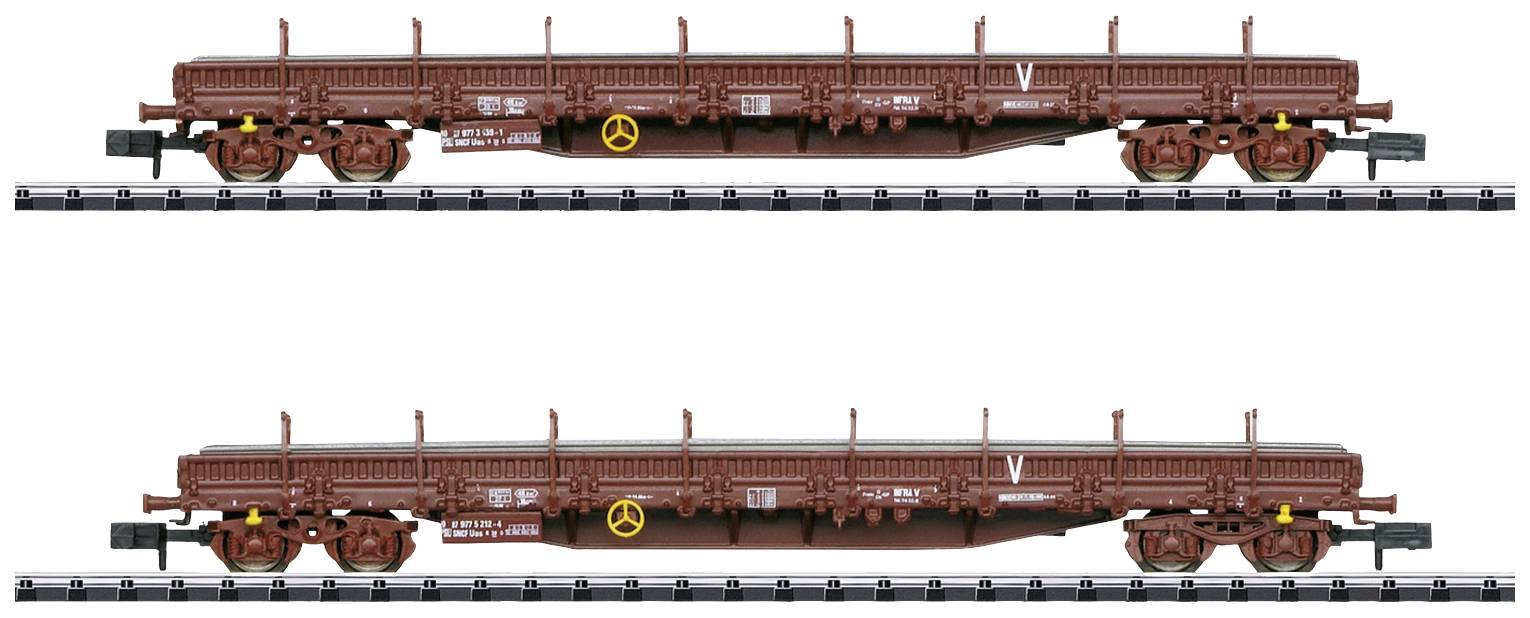 Zwei rote Flachwagen auf einem Gleis. Die Wagen sind ohne Ladung, haben seitliche Geländer und gelbe Bremsscheibenmarkierungen.