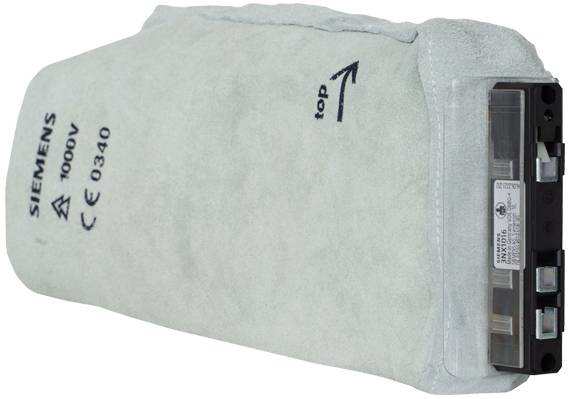 Ein abgedeckter elektronischer Bauteil mit seitlichem Anschlussmodul. Markierungen zeigen Hersteller, Spannung und CE-Kennzeichnung.