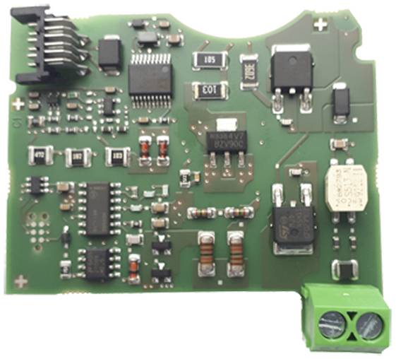 Eine grüne Leiterplatte mit verschiedenen elektronischen Komponenten wie Widerständen, Kondensatoren und Anschlüssen.