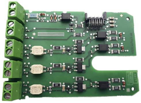 Grüne elektronische Platine mit mehreren schwarzen Chips und grünen Anschlüssen, die Schaltkreise miteinander verbinden.