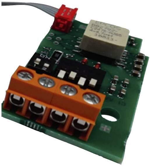 Grüne elektronische Schaltung mit orangefarbenen Anschlüssen und rotem Schalter oben, zeigt Detail eines technischen Geräts.