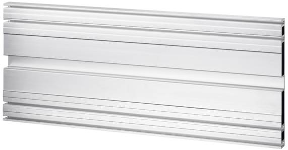 Metallprofil aus Aluminium, horizontal angeordnet. Es zeigt mehrere parallele Rillen und Kanten, typisch für Konstruktionen und Rahmen.