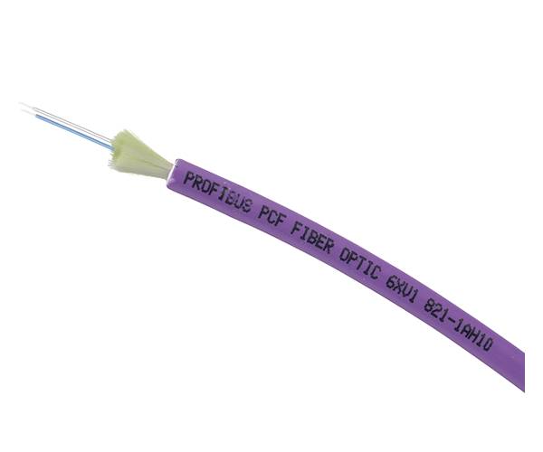 Ein lila Glasfaserkabel mit Beschriftung 'PROfiber PCF FIBER OPTIC 6xU 82I-1AH10' zeigt die Kabelart und Spezifikationen.