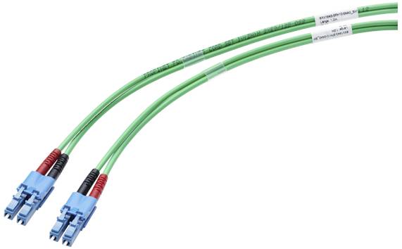 Zwei grüne Glasfaserkabel mit blauen Steckern und roten sowie schwarzen Markierungen an den Enden. Geeignet für Netzwerkverbindungen.