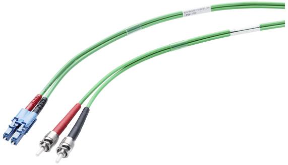 Grüne Glasfaserkabel mit blauen und roten Steckverbindern. Werden in Netzwerktechnik zur Datenübertragung verwendet.
